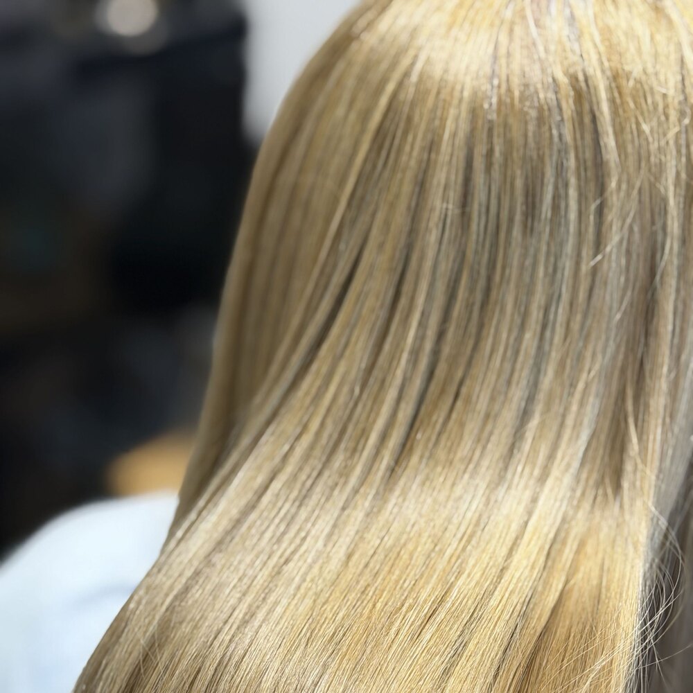 Blond koloryzacja z rozjaśnieniem, długie proste włosy