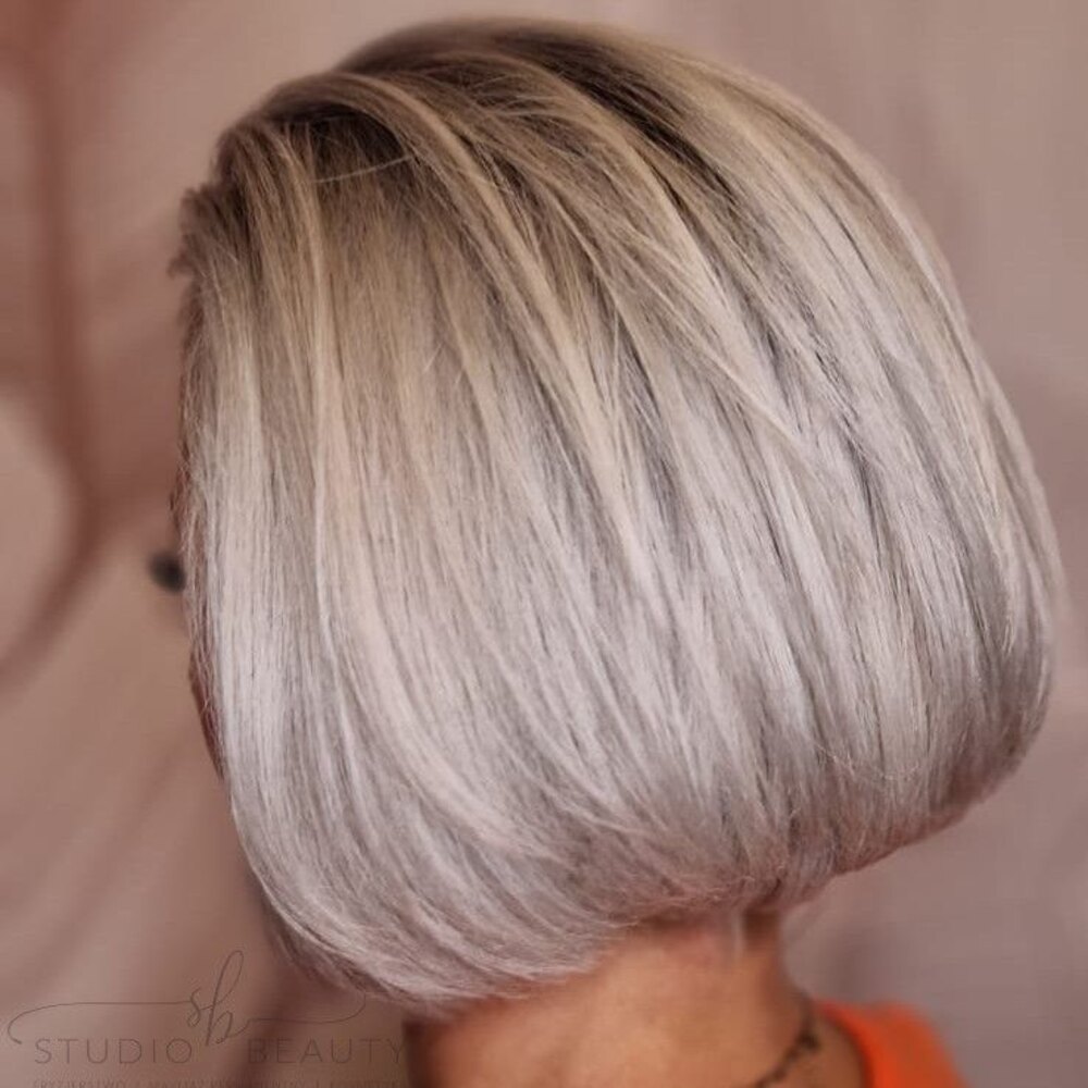 Krótkie włosy w chłodnym blondzie po strzyżeniu i modelowaniu